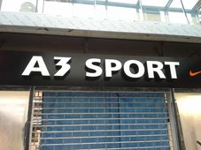 Světelný branding nad vchodem prodejny A3 Sport