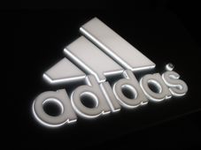 3D světelný branding logo Adidas