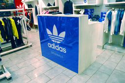 Signmaking prodejní pult s nápisem Adidas