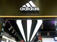 Světelný branding pro obchod Adidas