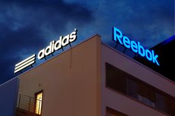 Světelný branding Adidas v noci