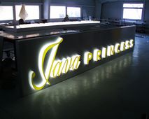 Žlutá 3D světelný branding s podsvícením Java Princess