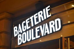 Světelné označení obchodu Bageterie Boulevard