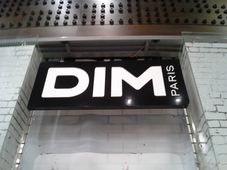 Výrazná kontrastní světelná 3D branding pro obchod DIM Paris