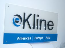 Skleněná 3D reklamní cedule Kline