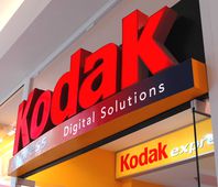 Červená 3D světelný branding pro obchod Kodak