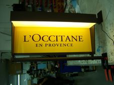 Světelný branding oboustranná výstrč pro obchod L'Occitane