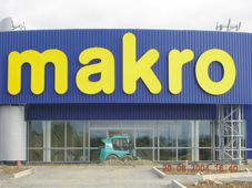 Žlutá venkovní světelný branding pro obchod Makro