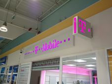 Reklamní cedule nad vchodem obchodu T-mobile