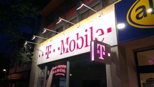 Signmaking nad vchodem do obchodu T-mobile