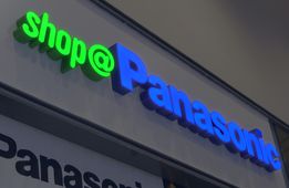 3D světelné logo nad vchodem do obchodu Panasonic