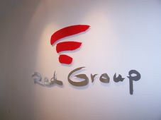 Designový branding s logem Red Group