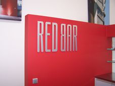 Stříbrný nápis Red bar v kanceláři