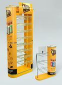 Žluté prodejní stojany na baterie JCB