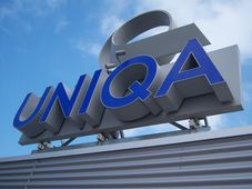 Velká světelná venkovní branding Uniqa